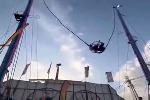 لحظه دلهره‌آور پاره شدن تسمه وسیله بازی/ ویدئو