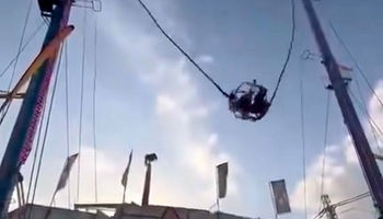 لحظه دلهره‌آور پاره شدن تسمه وسیله بازی/ ویدئو