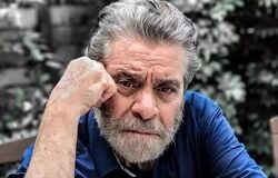 بهروز وثوقی در کنار خودروی شخصی‌اش در آمریکا/ عکس