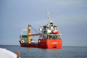 یک کشتی کانتینری هدف نیروهای مسلح ایران قرار گرفت و آسیب زیادی به آن وارد شد