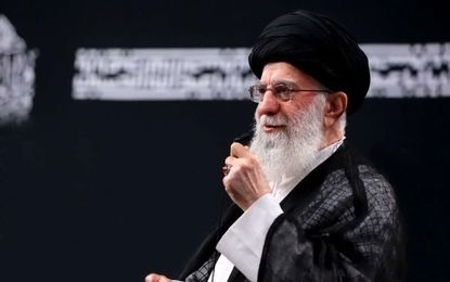 عکسی کمتر دیده شده از رهبر شهید در جبهه