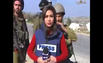فیلم بی شرمی سربازان اسرائیلی با خبرنگار زن! / ویدئو