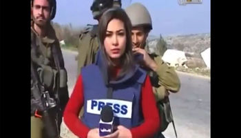 فیلم بی شرمی سربازان اسرائیلی با خبرنگار زن! / ویدئو