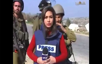 فیلم بی شرمی سربازان اسرائیلی با خبرنگار زن! / ویدئو