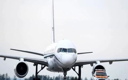 برخورد عجیب یک هواپیما با تیر چراغ برق/ ویدئو