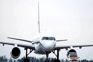 برخورد عجیب یک هواپیما با تیر چراغ برق/ ویدئو