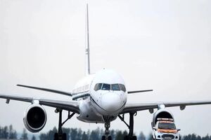 برخورد عجیب یک هواپیما با تیر چراغ برق/ ویدئو