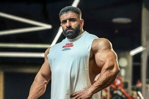 حمله تند هادی چوپان به منتقدان: دلقک هستید و خودفروشی می‌کنید!