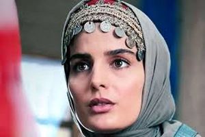 (سوجان) در ۱۹ سالگی در آغوش «سولماز حصاری»/ عکس