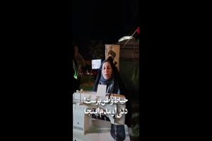 خانمی با چرخ خیاطی‌اش در تجمعات شبانه/ ویدئو