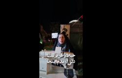 خانمی با چرخ خیاطی‌اش در تجمعات شبانه/ ویدئو
