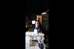 خانمی با چرخ خیاطی‌اش در تجمعات شبانه/ ویدئو