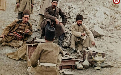 سفر به عصر قاجار؛ از «سفرۀ آبگوشت ناصرالدین شاه» تا «عکس یادگاری مارگیرها»