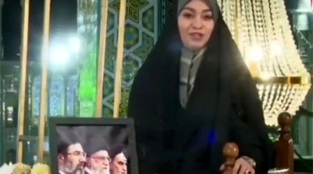 سقوط عجیب لوستر و دکور برنامه رویِ سر مجری!/ ویدئو