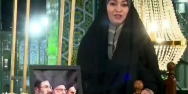 سقوط عجیب لوستر و دکور برنامه رویِ سر مجری!/ ویدئو