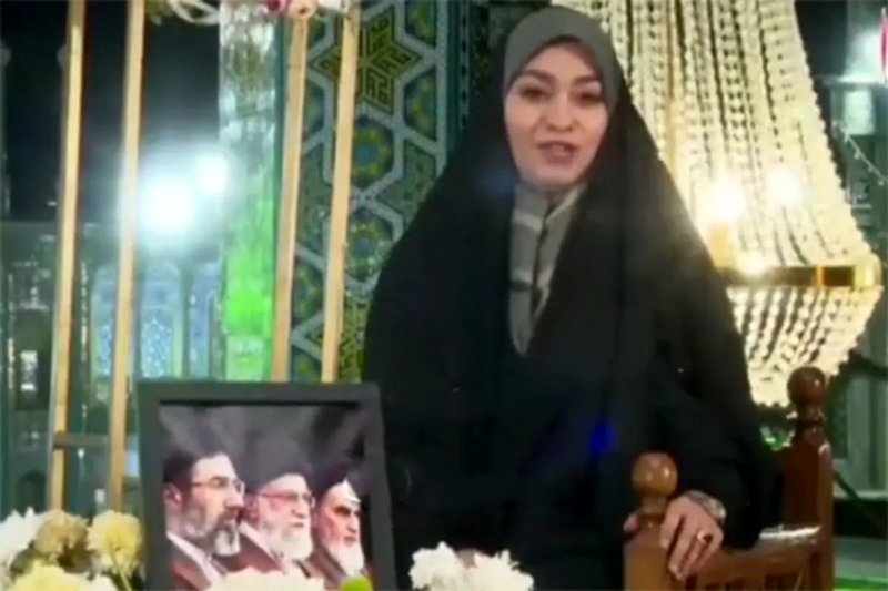 سقوط عجیب لوستر و دکور برنامه رویِ سر مجری!/ ویدئو