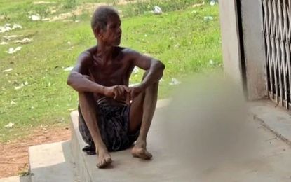 برادر، جسد خواهرش را روی دوش به بانک برد/ عکس دلخراش