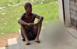 برادر، جسد خواهرش را روی دوش به بانک برد/ عکس دلخراش