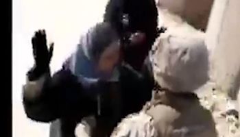 فیلم دست درازی به بدن زن چادری در ایست بازرسی یک مامور