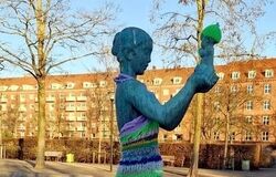 دانمارکی‌ها برای مجسمه‌های زنان برهنه بافتنی بافتند!