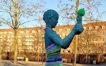 دانمارکی‌ها برای مجسمه‌های زنان برهنه بافتنی بافتند!
