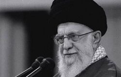 نوه رهبر انقلاب در کنار ایشان/ عکس