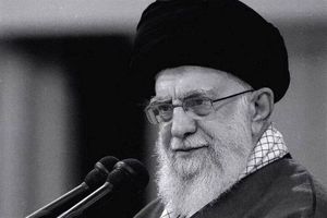 نوه رهبر انقلاب در کنار ایشان/ عکس