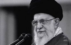 نوه رهبر انقلاب در کنار ایشان/ عکس