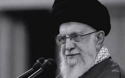 تصویری از مراحل آماده سازی محل قرار گرفتن پیکر رهبر انقلاب