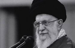 تصویری از مراحل آماده سازی محل قرار گرفتن پیکر رهبر انقلاب