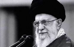 تصویری از مراحل آماده سازی محل قرار گرفتن پیکر رهبر انقلاب