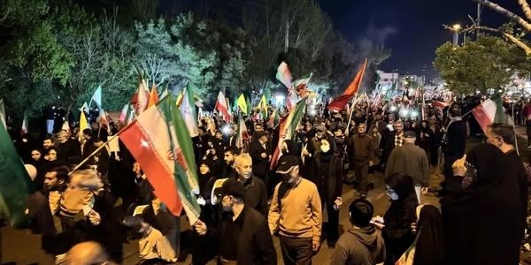 دختر تبریزی با اسب در تجمع شبانه حضور یافت/ عکس