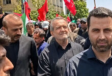 حمله تندروها به پزشکیان در مراسم تشییع پیکر رهبر شهید با شعار «مرگ بر سازشگر»/ ویدئو