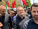 حمله تندروها به پزشکیان در مراسم تشییع پیکر رهبر شهید با شعار «مرگ بر سازشگر»/ ویدئو