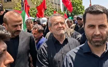 حمله تندروها به پزشکیان در مراسم تشییع پیکر رهبر شهید با شعار «مرگ بر سازشگر»/ ویدئو