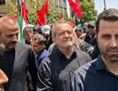 حمله تندروها به پزشکیان در مراسم تشییع پیکر رهبر شهید با شعار «مرگ بر سازشگر»/ ویدئو