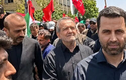 حمله تندروها به پزشکیان در مراسم تشییع پیکر رهبر شهید با شعار «مرگ بر سازشگر»/ ویدئو