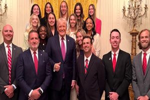 چگونه عکس ترامپ با تیم تنیس زنان سوژه‌ای علیه او شد