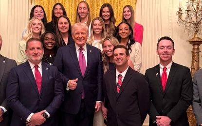 چگونه عکس ترامپ با تیم تنیس زنان سوژه‌ای علیه او شد