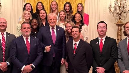 چگونه عکس ترامپ با تیم تنیس زنان سوژه‌ای علیه او شد