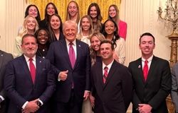 چگونه عکس ترامپ با تیم تنیس زنان سوژه‌ای علیه او شد