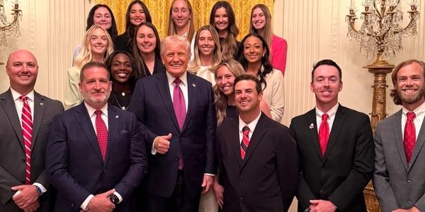 چگونه عکس ترامپ با تیم تنیس زنان سوژه‌ای علیه او شد