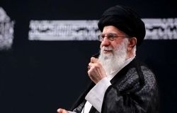 تصویری قدیمی از رهبر شهید انقلاب هنگام استراحت