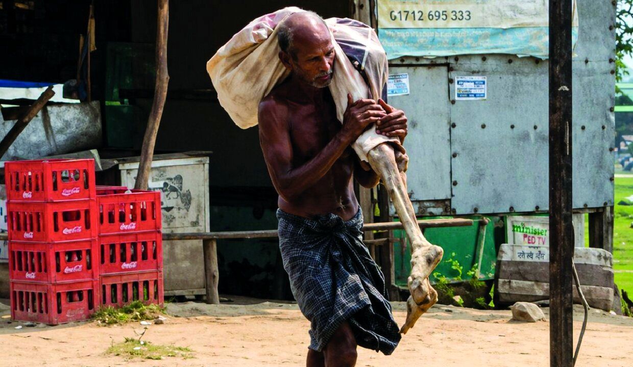 صحنه‌ای که هند را شوکه کرد/ برادر، جسد خواهرش را روی دوش به بانک برد/ عکس دلخراش