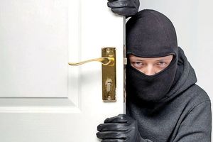 دختربچه ۷ ساله هروئینی با پدرش به دزدی می رفت
