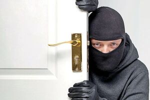 دختربچه ۷ ساله هروئینی با پدرش به دزدی می رفت