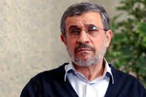 صحنه بوسیدن دست احمدی‌نژاد باز هم تکرار شد!/ ویدئو