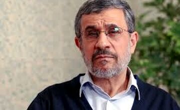 صحنه بوسیدن دست احمدی‌نژاد باز هم تکرار شد!/ ویدئو