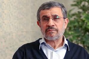 صحنه بوسیدن دست احمدی‌نژاد باز هم تکرار شد!/ ویدئو