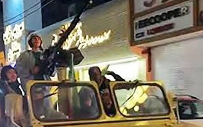 تصاویری از دخترانِ مسلح به تیربار در خیابان‌های تهران